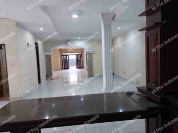 Disewakan rumah lokasi sangat strategis diapit jalan raya& jalan 3 mobil