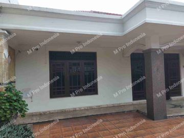 Disewakan rumah lokasi sangat strategis diapit jalan raya& jalan 3 mobil