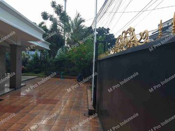 Disewakan rumah lokasi sangat strategis diapit jalan raya& jalan 3 mobil