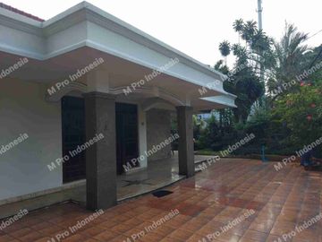 Disewakan rumah lokasi sangat strategis diapit jalan raya& jalan 3 mobil