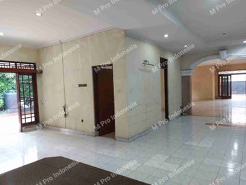 Disewakan rumah lokasi sangat strategis diapit jalan raya& jalan 3 mobil