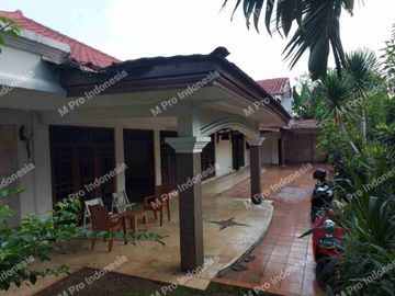 Disewakan rumah lokasi sangat strategis diapit jalan raya& jalan 3 mobil