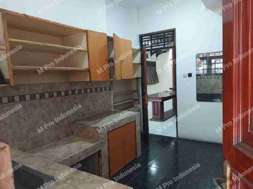 Disewakan rumah lokasi sangat strategis diapit jalan raya& jalan 3 mobil
