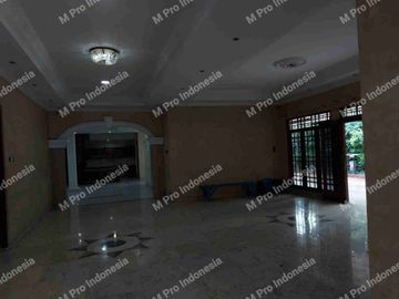 Disewakan rumah lokasi sangat strategis diapit jalan raya& jalan 3 mobil