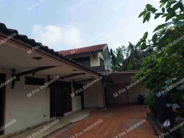 Disewakan rumah lokasi sangat strategis diapit jalan raya& jalan 3 mobil