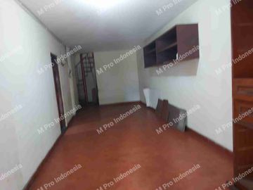 Disewakan rumah lokasi sangat strategis diapit jalan raya& jalan 3 mobil