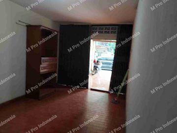 Disewakan rumah lokasi sangat strategis diapit jalan raya& jalan 3 mobil