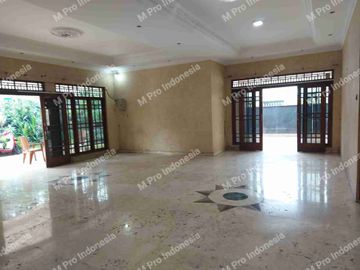 Disewakan rumah lokasi sangat strategis diapit jalan raya& jalan 3 mobil