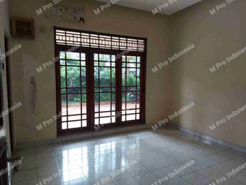 Disewakan rumah lokasi sangat strategis diapit jalan raya& jalan 3 mobil