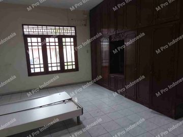 Disewakan rumah lokasi sangat strategis diapit jalan raya& jalan 3 mobil