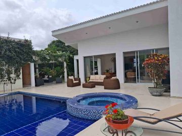 Renta Casa Campestre de lujo, con piscina, jacuzzi y cabaña independiente