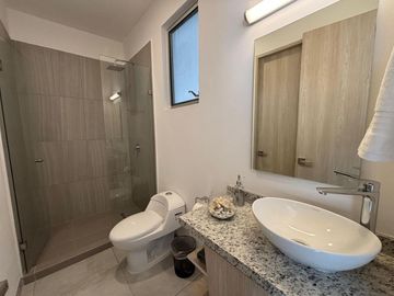 DEPARTAMENTO NUEVO AMUEBLADO EN RENTA EN TORRE ARBOLÉ GARDEN LEON GTO, A 2 MIN DE LA IBERO Y 15 MIN DE PUERTO INTERIOR.