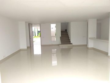 Se vende casa de lujo al sur de Cali.