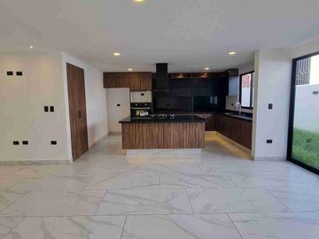 CASA EN VENTA EN LOMAS DE ANGELOPOLIS, PUEBLA
