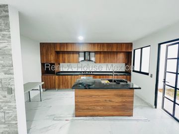 Casa de arquitecto en proyecto para venta con 3 Hab, 3 Baños en Capital Sur, Queretaro.