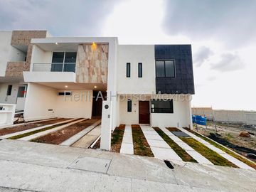 Casa de arquitecto en proyecto para venta con 3 Hab, 3 Baños en Capital Sur, Queretaro.