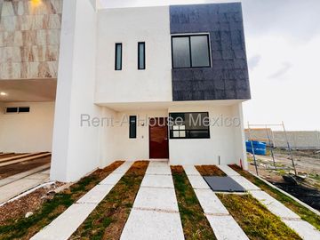 Casa de arquitecto en proyecto para venta con 3 Hab, 3 Baños en Capital Sur, Queretaro.