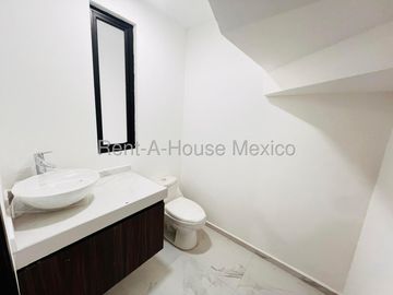Casa de arquitecto en proyecto para venta con 3 Hab, 3 Baños en Capital Sur, Queretaro.