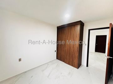 Casa de arquitecto en proyecto para venta con 3 Hab, 3 Baños en Capital Sur, Queretaro.
