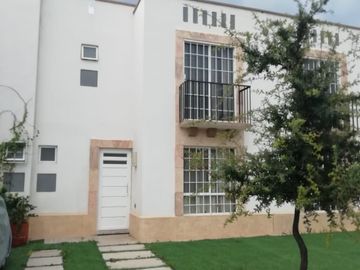 Casa en Venta zona Sur (EL DORADO) con terreno excedente con doble acceso controlado.
