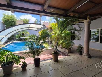 CASA EN VENTA BUGAMBILIAS PRIMERA SECCION ZAPOPAN