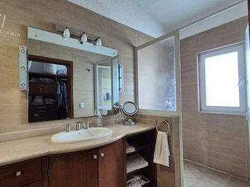 CASA EN VENTA BUGAMBILIAS PRIMERA SECCION ZAPOPAN