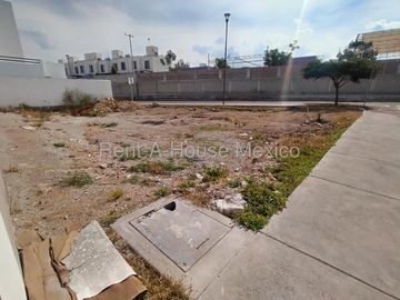 El Marques Terreno Residencial con Servicios Ocultos y Gran Ubicación SGU1619