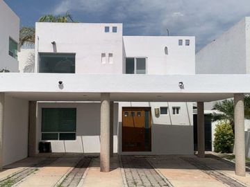 CERRADA PUNTA ARENAS N° 191, MANZANARES, JURIQUILLA, QUERETARO. Bonita casa en venta, EXCELENTE OPORTUNIDAD de formar un patrimonio.