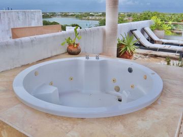 Penthouse con vista a la laguna, jacuzzi y terraza privada, en venta Cancún.