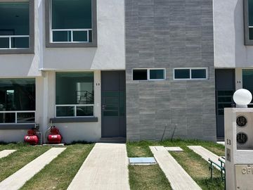 RENTO CASA  ``` $8,500` NUEVO PRECIO $7,500 ZONA OULET 3 RECÁMARAS, UNA RECAMARA EN PLANTA BAJA