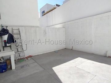 Casa en Renta en Zákia | 3 hab | 1.5 baños | Patio de 31 m² | Calentador Solar | Amenidades