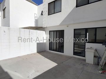 Casa en Renta en Zákia | 3 hab | 1.5 baños | Patio de 31 m² | Calentador Solar | Amenidades