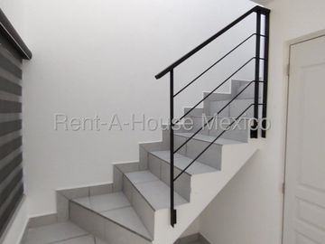 Casa en Renta en Zákia | 3 hab | 1.5 baños | Patio de 31 m² | Calentador Solar | Amenidades