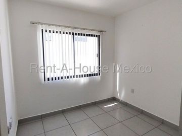 Casa en Renta en Zákia | 3 hab | 1.5 baños | Patio de 31 m² | Calentador Solar | Amenidades