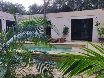 Casa con alberca privada ecológica, con terreno excedente, en venta