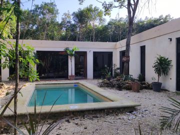 Casa con alberca privada ecológica, con terreno excedente, en venta