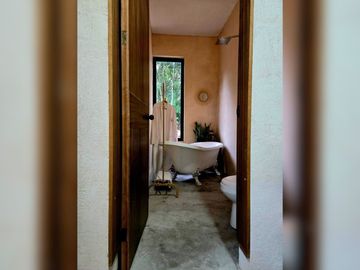 Casa con alberca privada ecológica, con terreno excedente, en venta