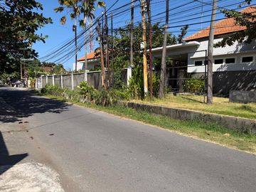 Disewakan Gedung Dengan Tanah Yang Luas Di Area Renon