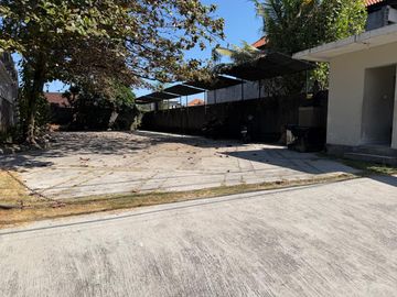Disewakan Gedung Dengan Tanah Yang Luas Di Area Renon