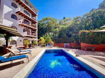 Departamento en Venta de 3 Recámaras, Puerto Vallarta, a solo 1 Km del Malecón