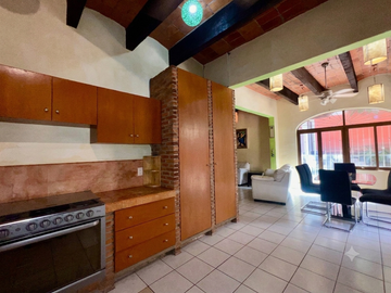 Departamento en Venta de 3 Recámaras, Puerto Vallarta, a solo 1 Km del Malecón