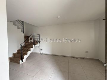 Casa en Renta en Zakia Queretaro | 3 Recámaras | 2.5 baños | Patio | Sala de Tv o estudio en PB- YR