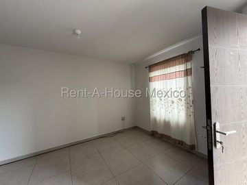 Casa en Renta en Zakia Queretaro | 3 Recámaras | 2.5 baños | Patio | Sala de Tv o estudio en PB- YR