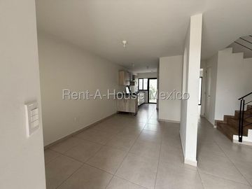 Casa en Renta en Zakia Queretaro | 3 Recámaras | 2.5 baños | Patio | Sala de Tv o estudio en PB- YR