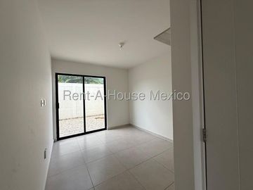 Casa en Renta en Zakia Queretaro | 3 Recámaras | 2.5 baños | Patio | Sala de Tv o estudio en PB- YR