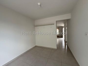 Casa en Renta en Zakia Queretaro | 3 Recámaras | 2.5 baños | Patio | Sala de Tv o estudio en PB- YR