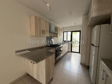 Casa en Renta en Zakia Queretaro | 3 Recámaras | 2.5 baños | Patio | Sala de Tv o estudio en PB- YR