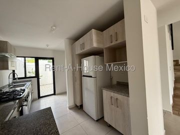 Casa en Renta en Zakia Queretaro | 3 Recámaras | 2.5 baños | Patio | Sala de Tv o estudio en PB- YR