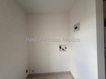Casa en Renta en Zakia Queretaro | 3 Recámaras | 2.5 baños | Patio | Sala de Tv o estudio en PB- YR