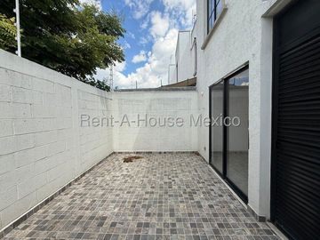 Casa en Renta en Zakia Queretaro | 3 Recámaras | 2.5 baños | Patio | Sala de Tv o estudio en PB- YR
